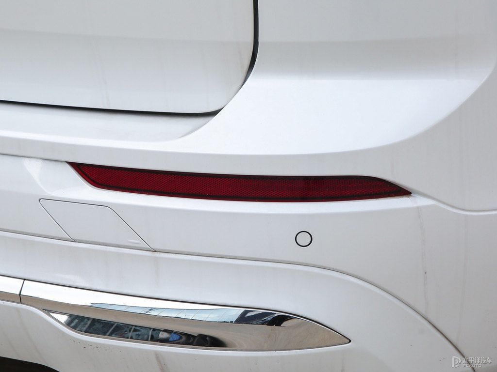 水晶白沃爾沃XC60車尾外觀圖片
