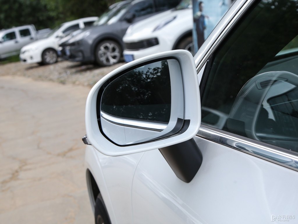 水晶白沃爾沃XC60車身外觀圖片
