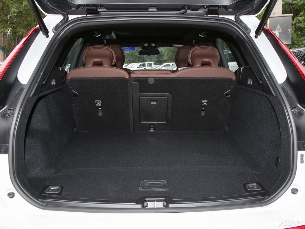 水晶白沃爾沃XC60后備廂空間圖片