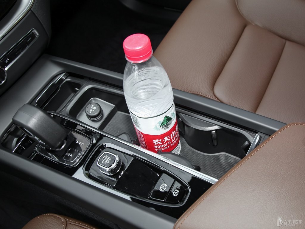 水晶白沃爾沃XC60儲(chǔ)物空間空間圖片