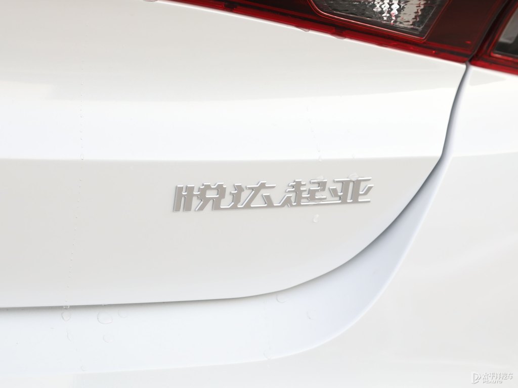 珍珠白起亞K5凱酷車尾外觀圖片