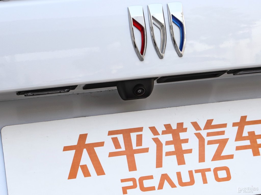 珍珠白別克GL8車尾外觀圖片