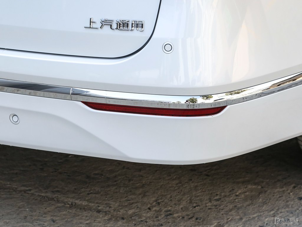 珍珠白別克GL8車尾外觀圖片