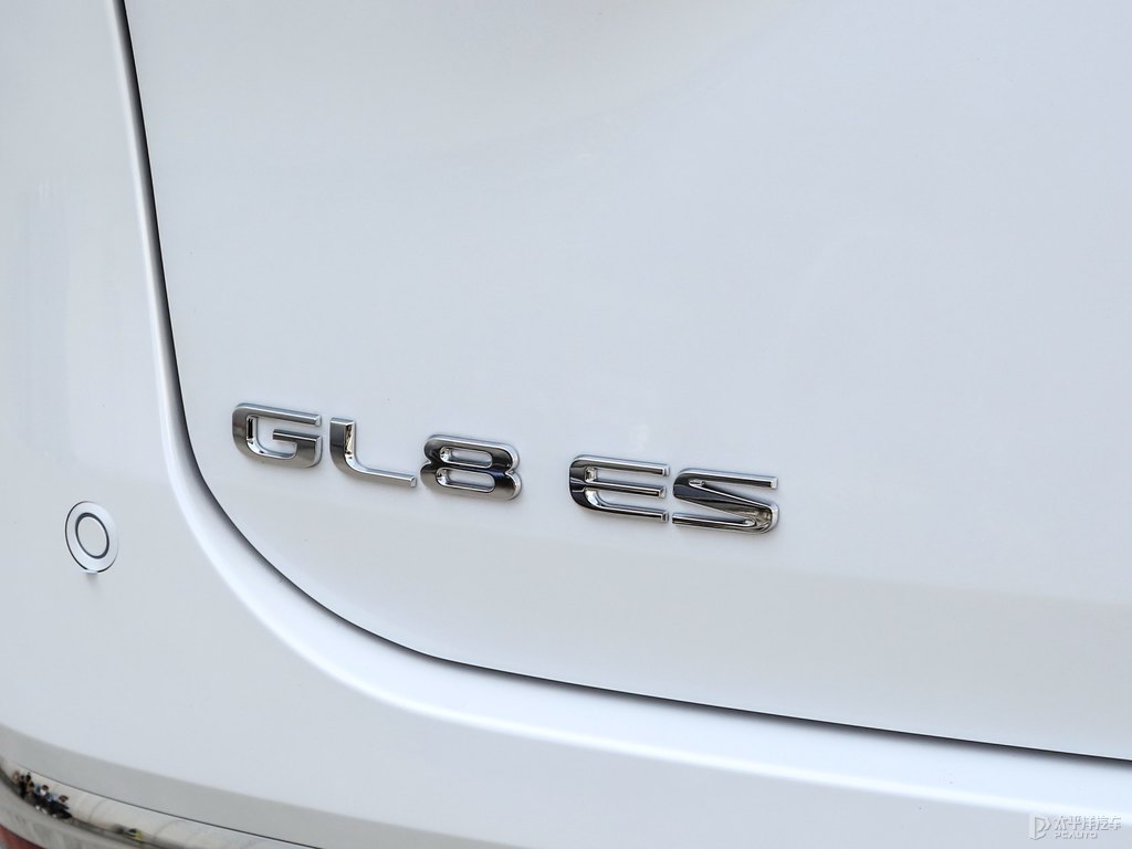珍珠白別克GL8車尾外觀圖片