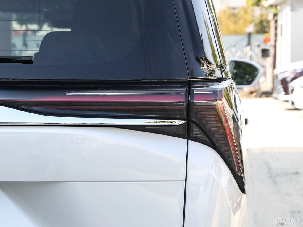 珍珠白別克GL8車尾外觀圖片