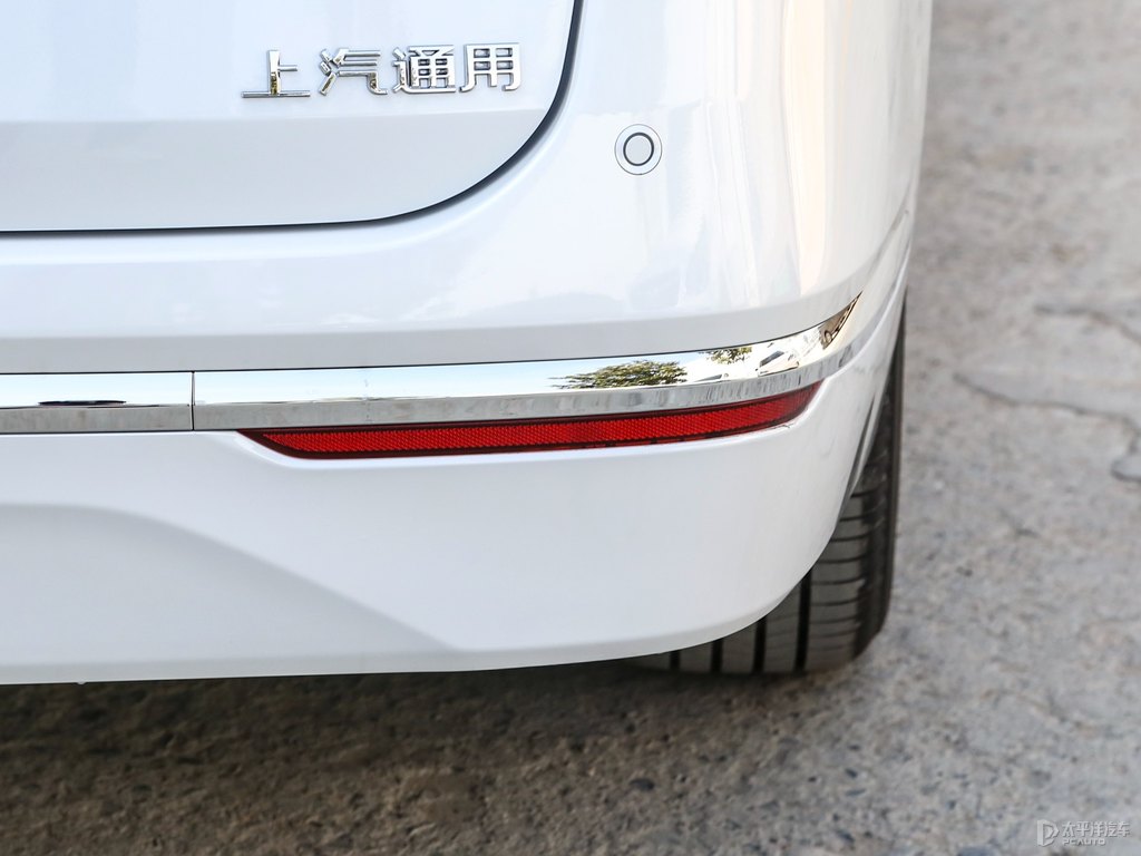 珍珠白別克GL8車(chē)尾外觀圖片