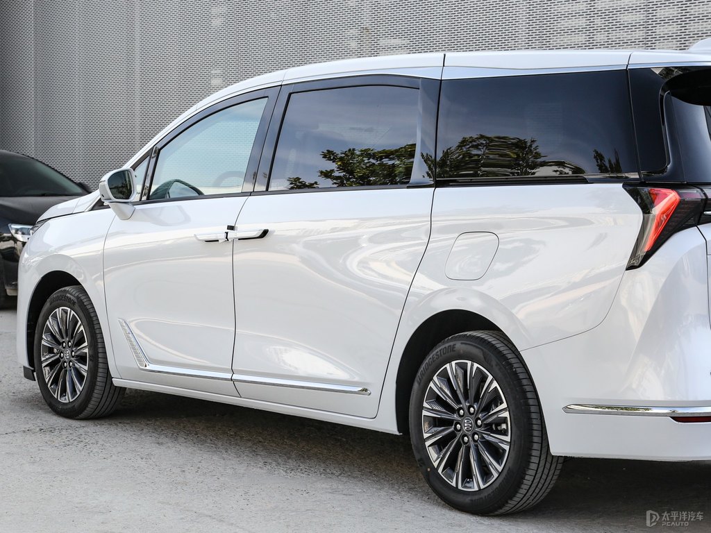珍珠白別克GL8車身外觀圖片