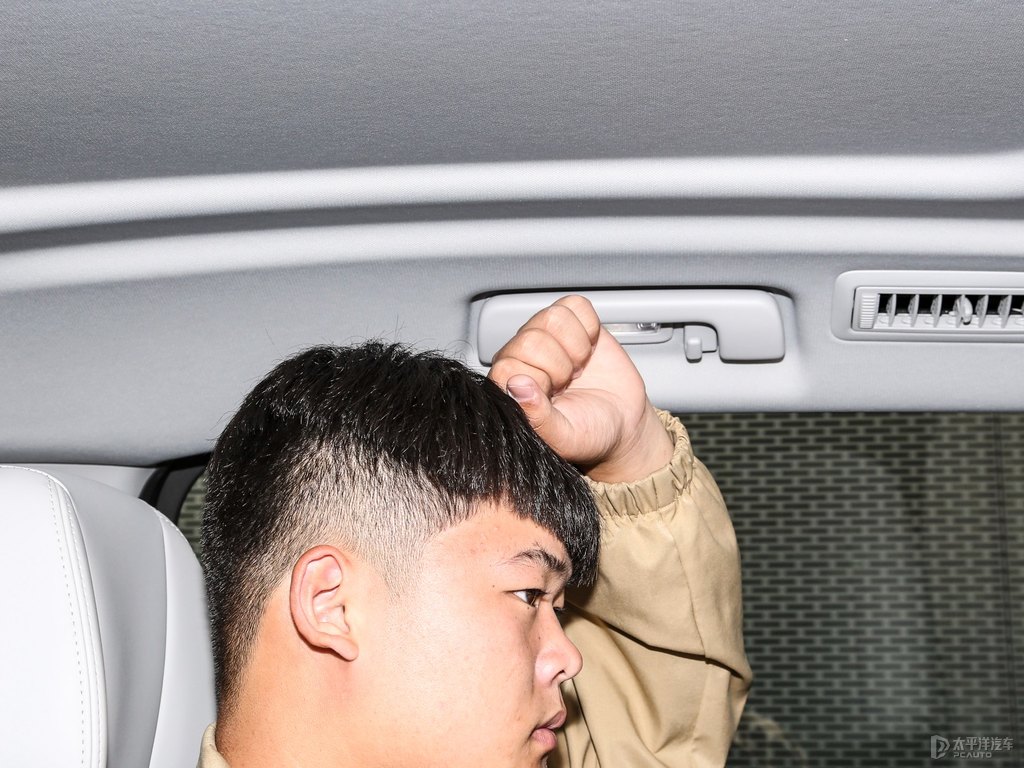 珍珠白別克GL8駕乘空間空間圖片