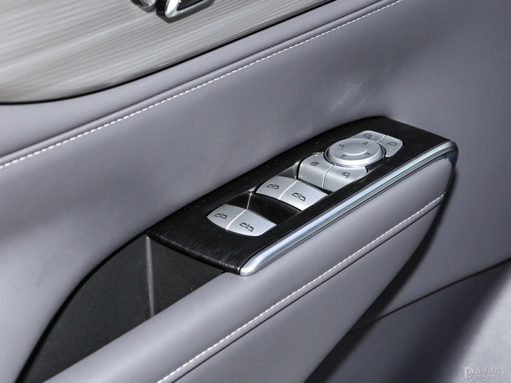 珍珠白別克GL8車廂內(nèi)飾圖片