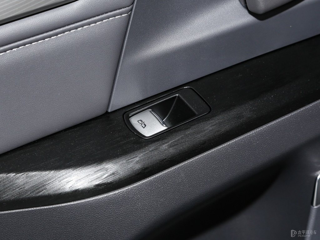 珍珠白別克GL8車廂內(nèi)飾圖片