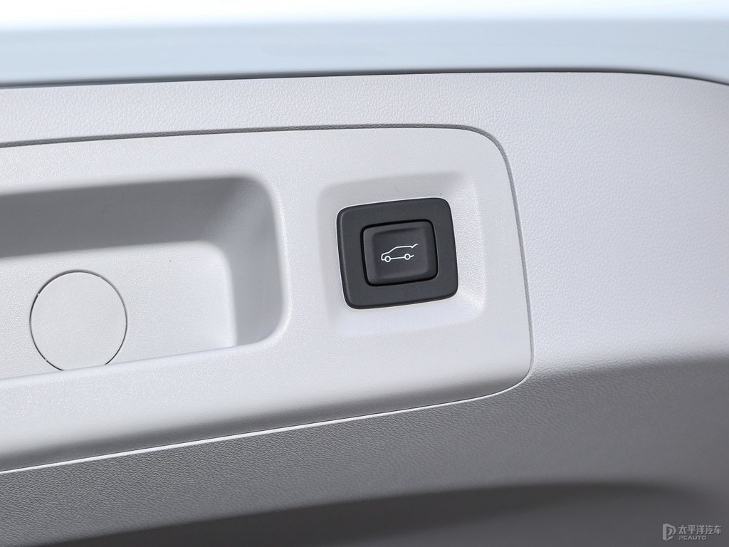 珍珠白別克GL8后備廂空間圖片