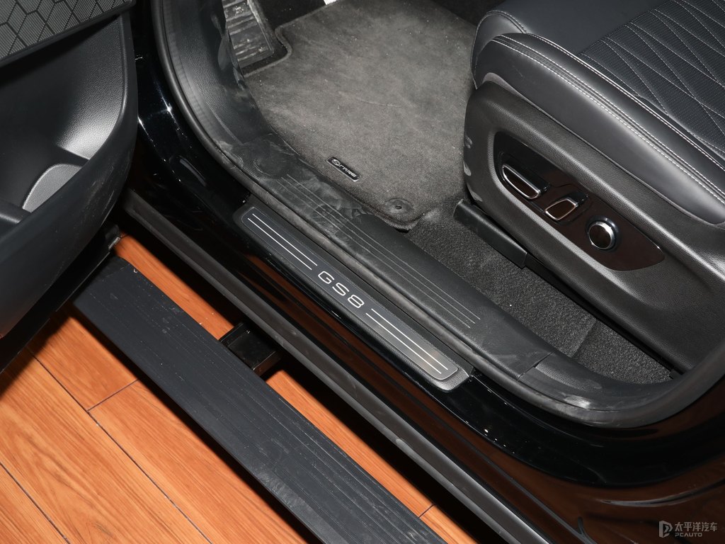 典雅黑傳祺GS8車廂內(nèi)飾圖片