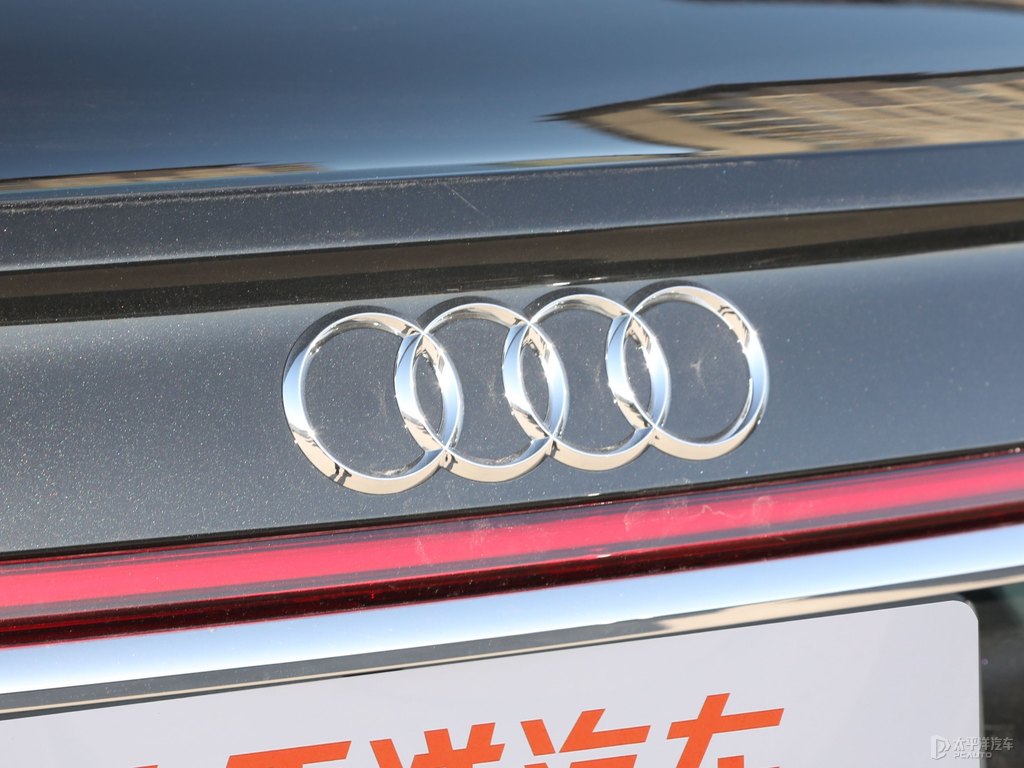 傳奇黑奧迪A8L車尾外觀圖片