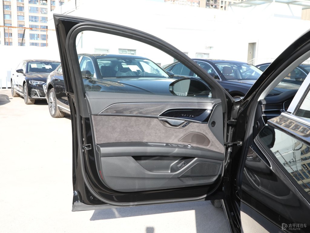 傳奇黑奧迪A8L車廂內(nèi)飾圖片