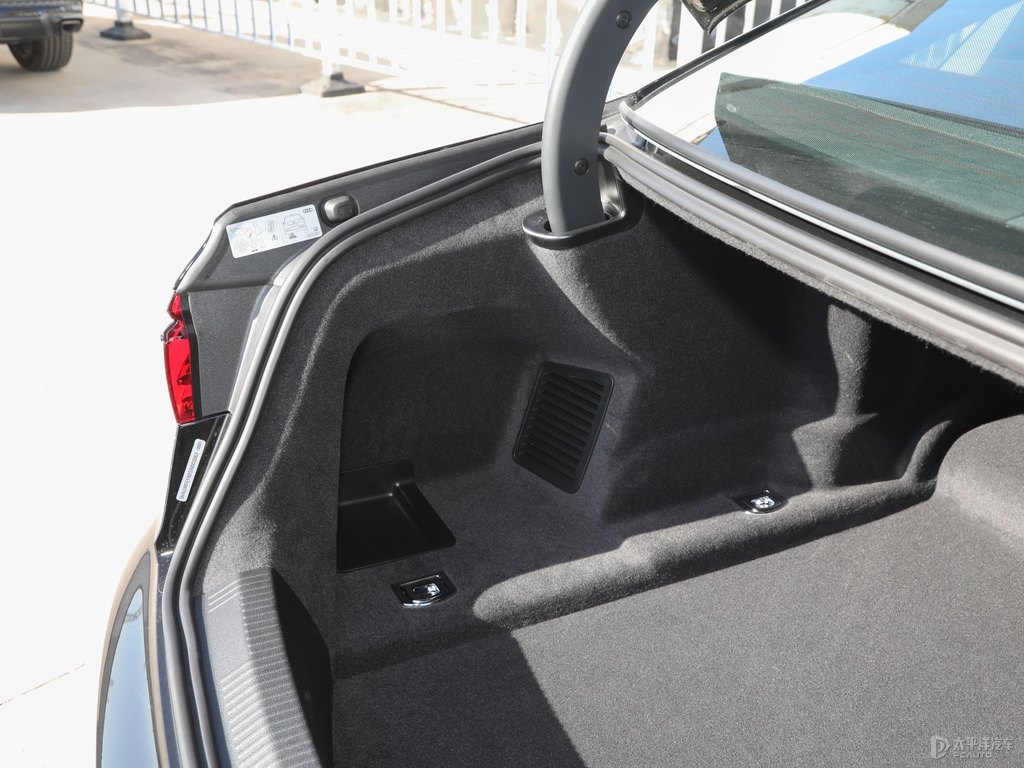 傳奇黑奧迪A8L后備廂空間圖片