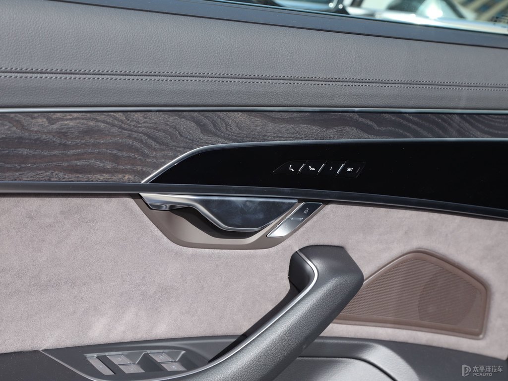 傳奇黑奧迪A8L車廂內(nèi)飾圖片