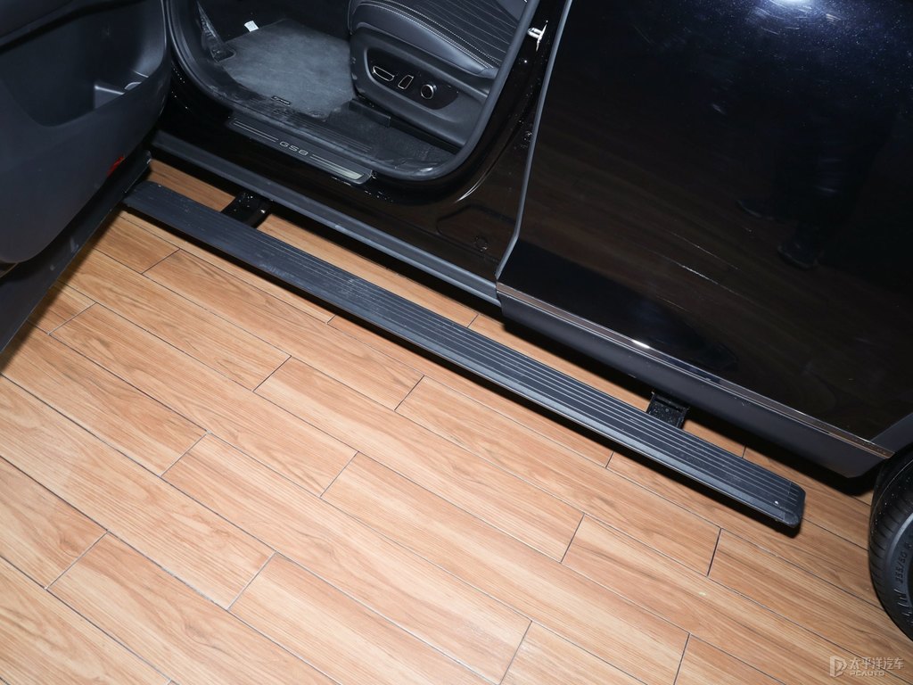 典雅黑傳祺GS8車身外觀圖片