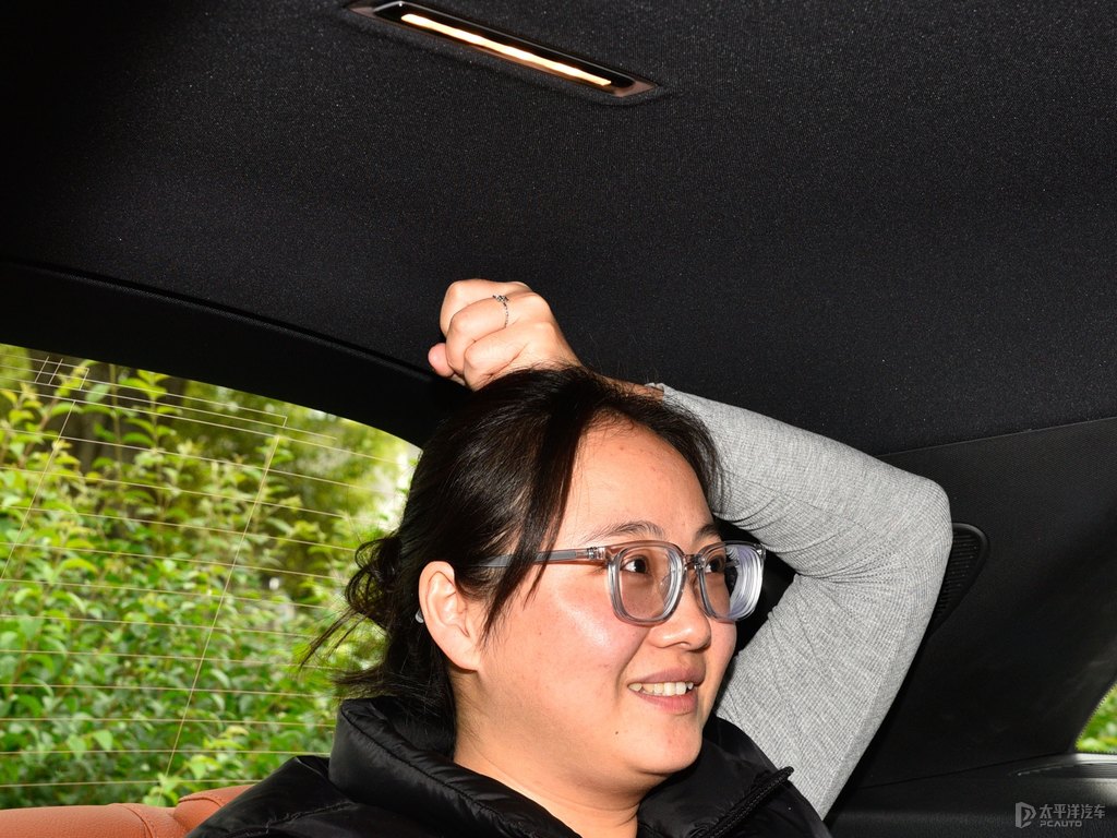 曜巖黑奔馳GLC駕乘空間空間圖片