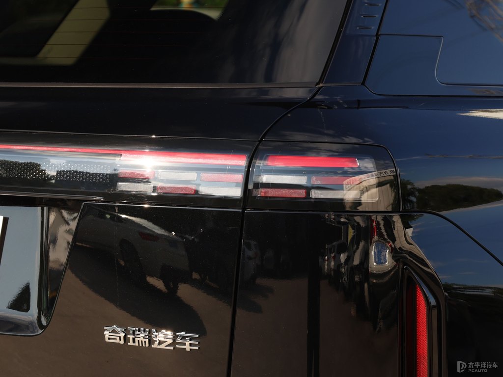 石墨黑瑞虎7車尾外觀圖片