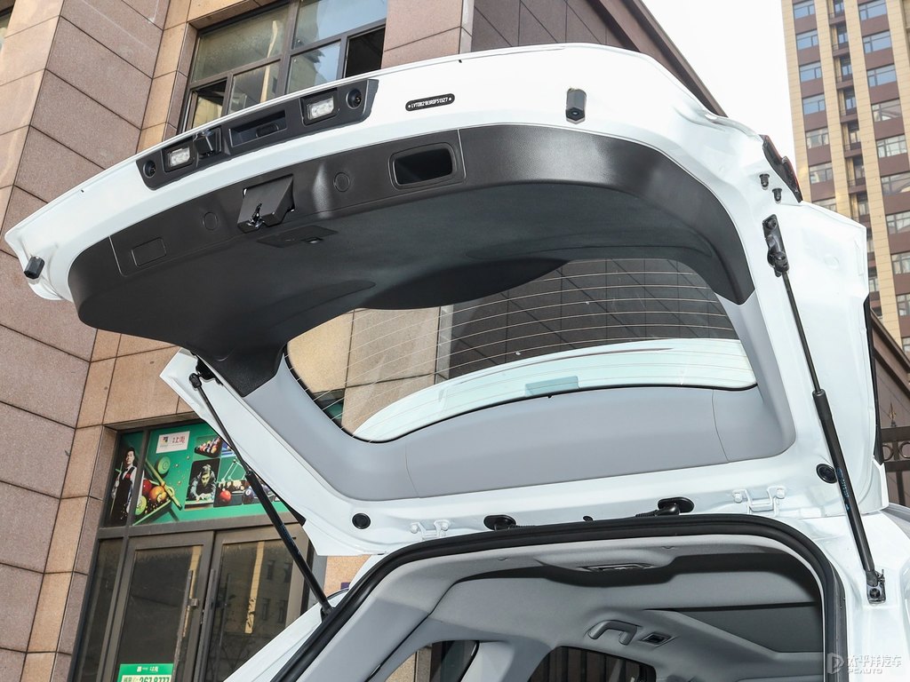 珍珠白瑞虎8后備廂空間圖片