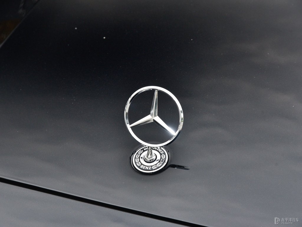 曜巖黑奔馳E級(jí)車頭外觀圖片