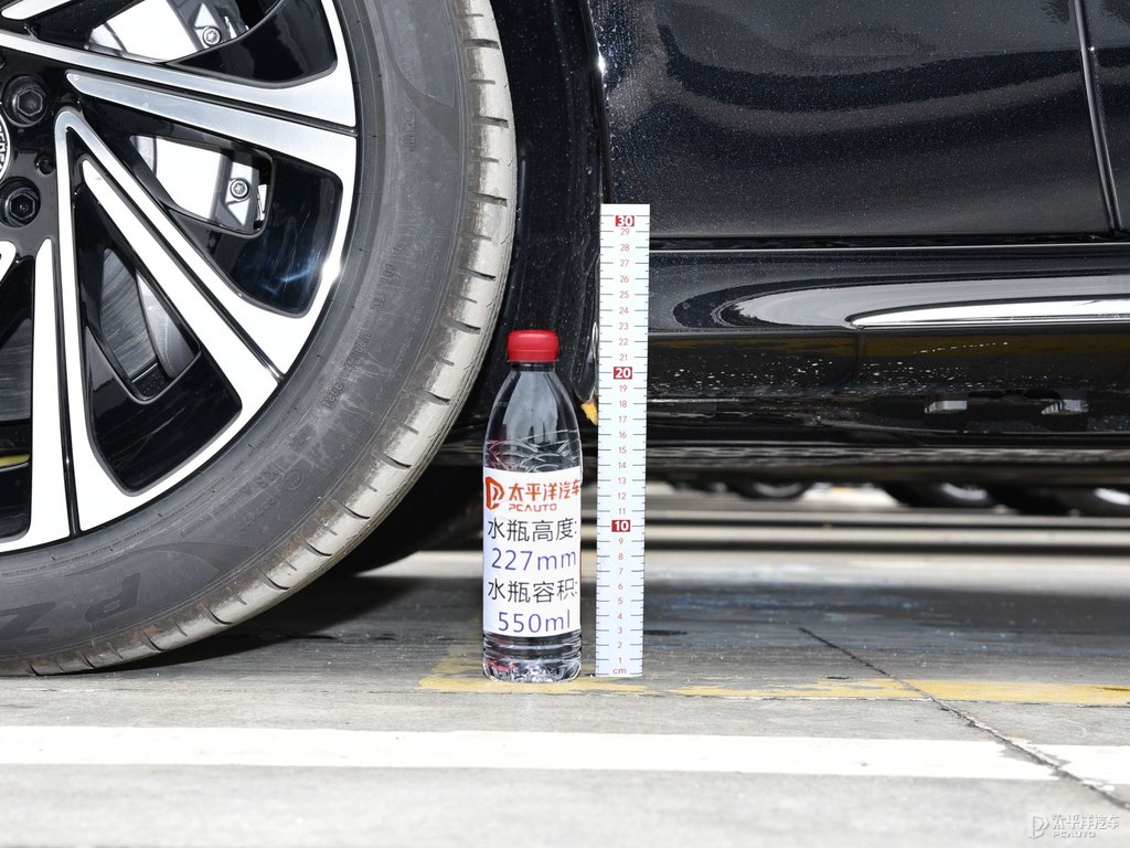曜巖黑奔馳E級(jí)車身外觀圖片