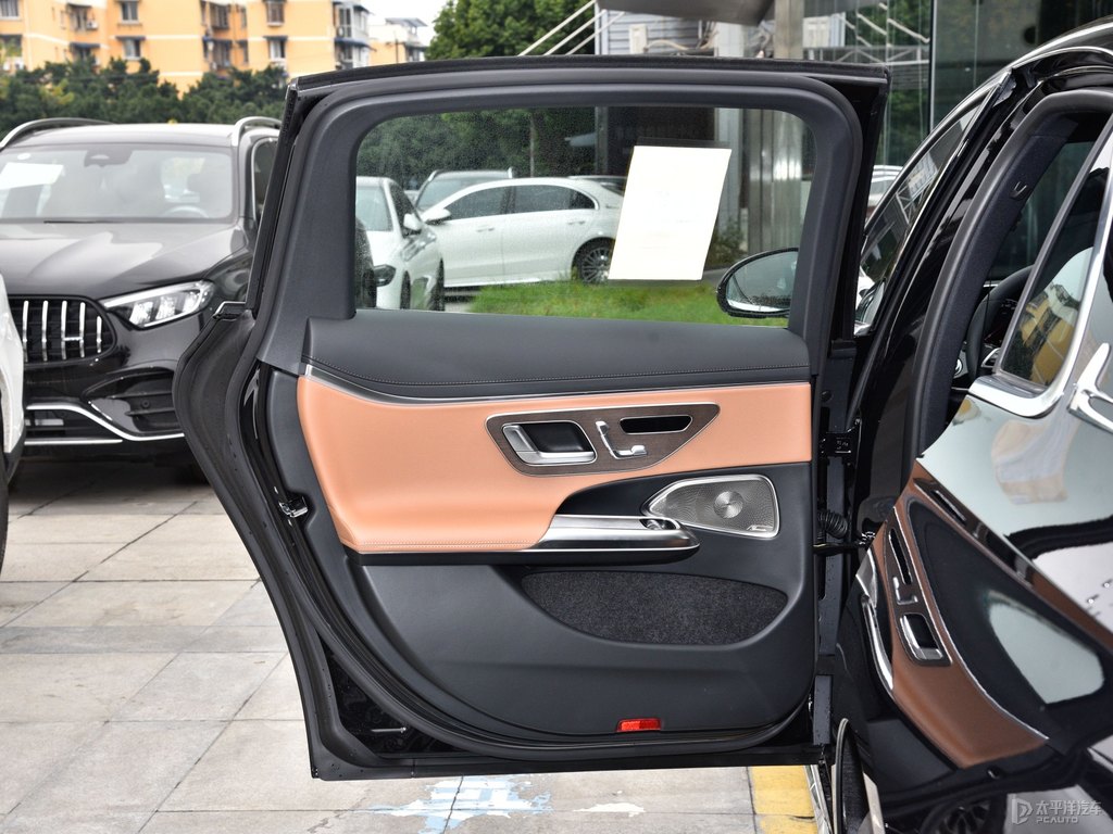 曜巖黑奔馳E級車廂內(nèi)飾圖片