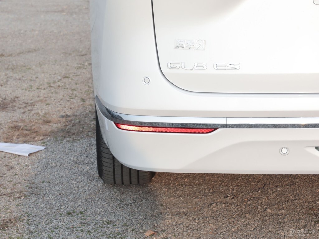 珍珠白別克GL8車尾外觀圖片