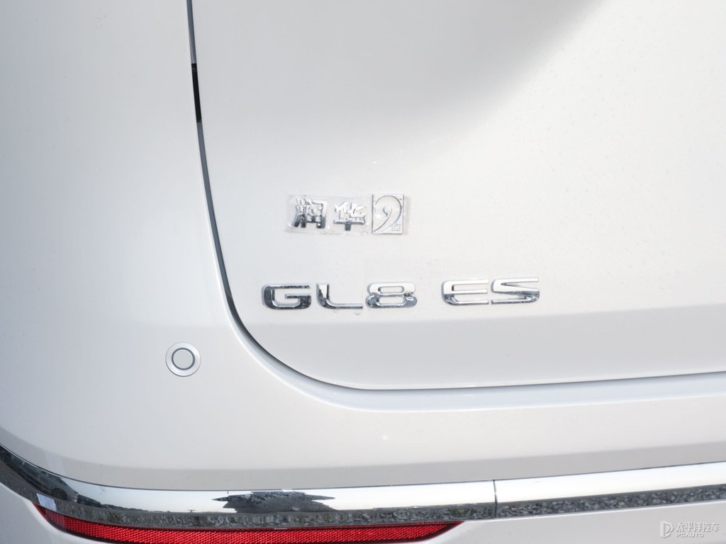 珍珠白別克GL8車尾外觀圖片