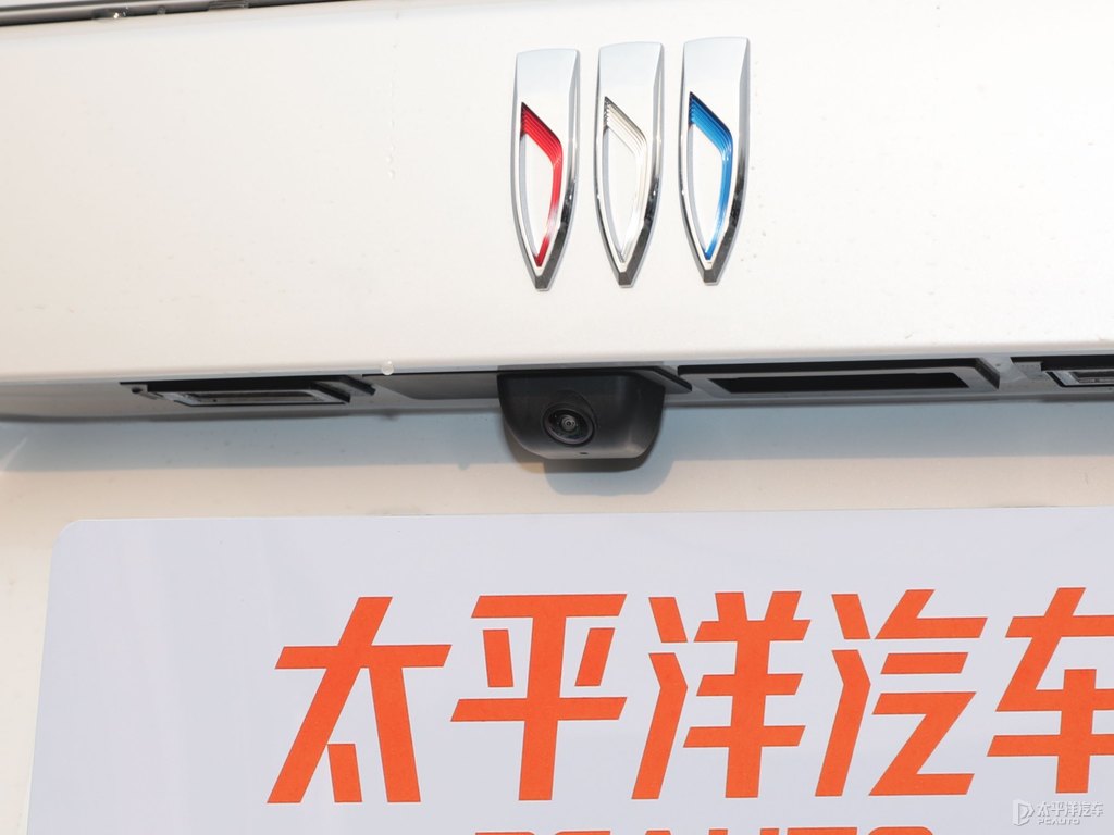 珍珠白別克GL8車尾外觀圖片