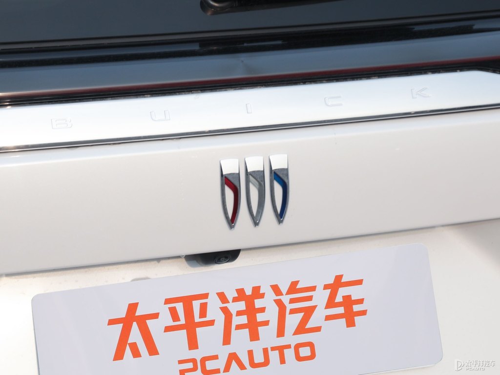 珍珠白別克GL8車尾外觀圖片