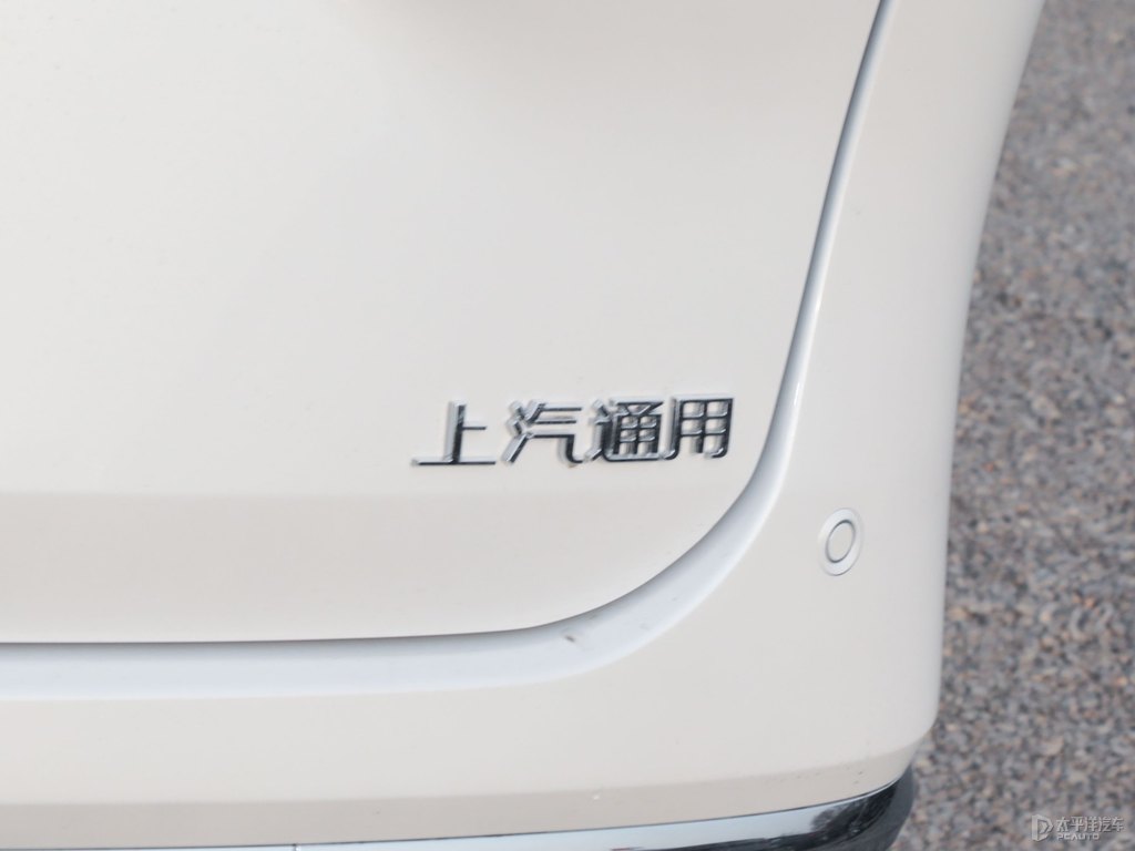 珍珠白別克GL8車尾外觀圖片