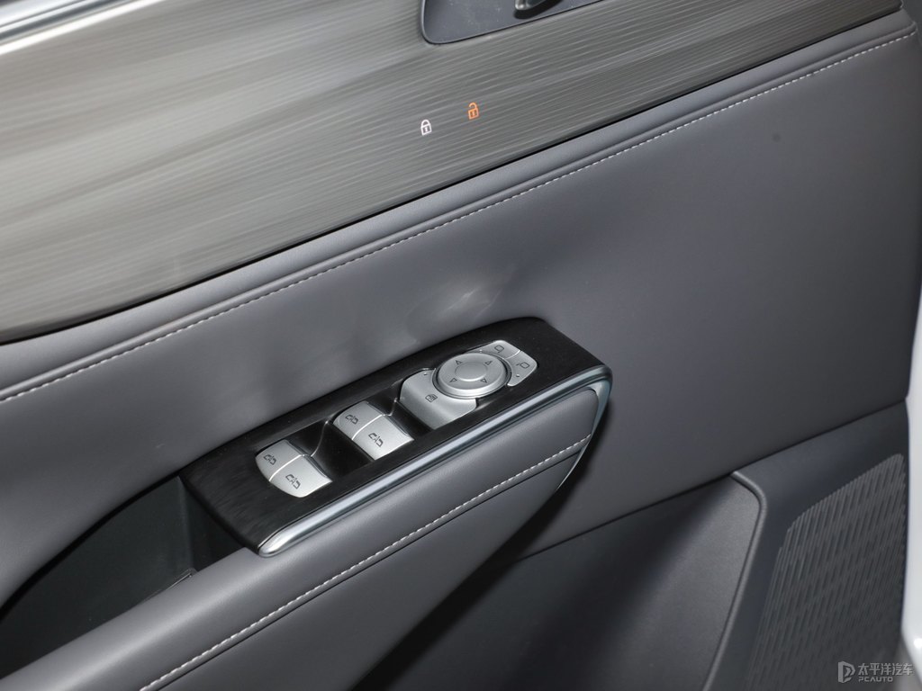 珍珠白別克GL8車廂內(nèi)飾圖片