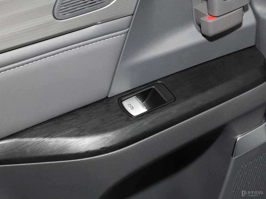 珍珠白別克GL8車廂內(nèi)飾圖片