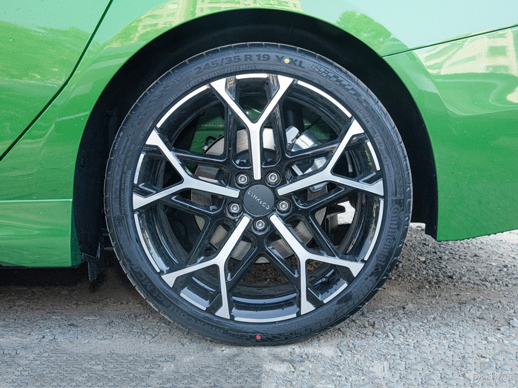綠色領(lǐng)克03車身外觀圖片