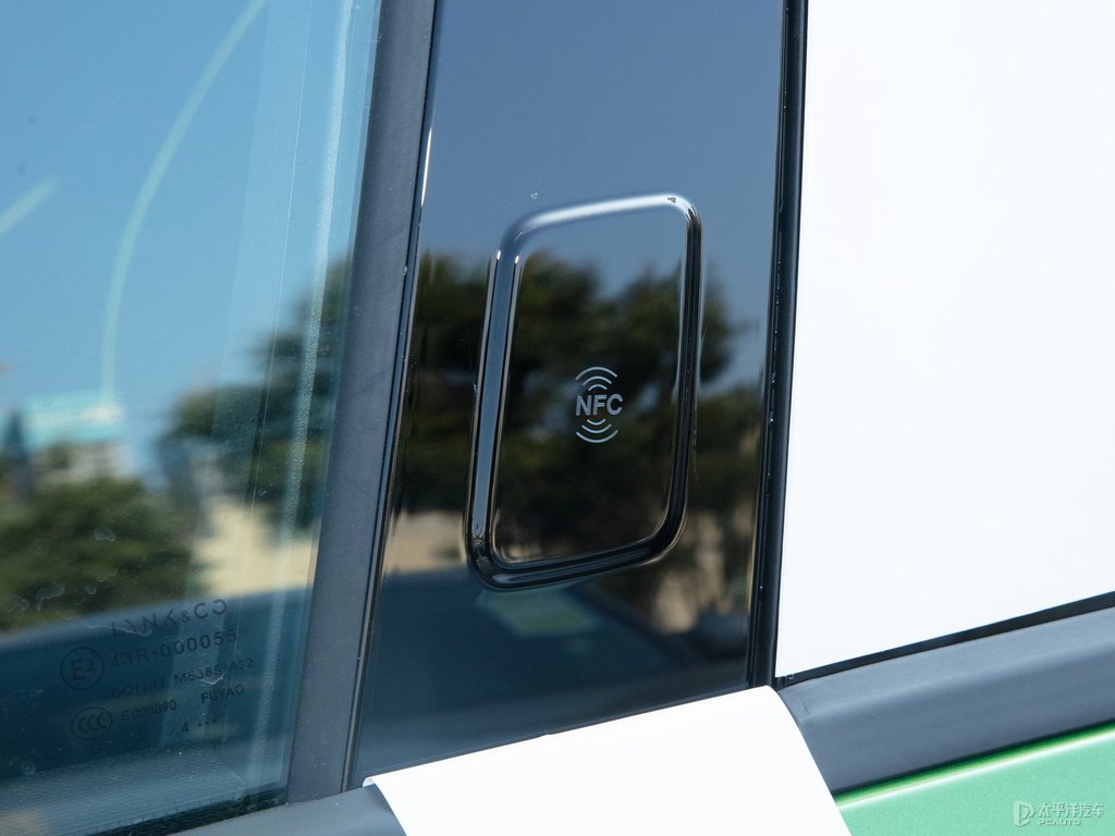 綠色領(lǐng)克03車身外觀圖片