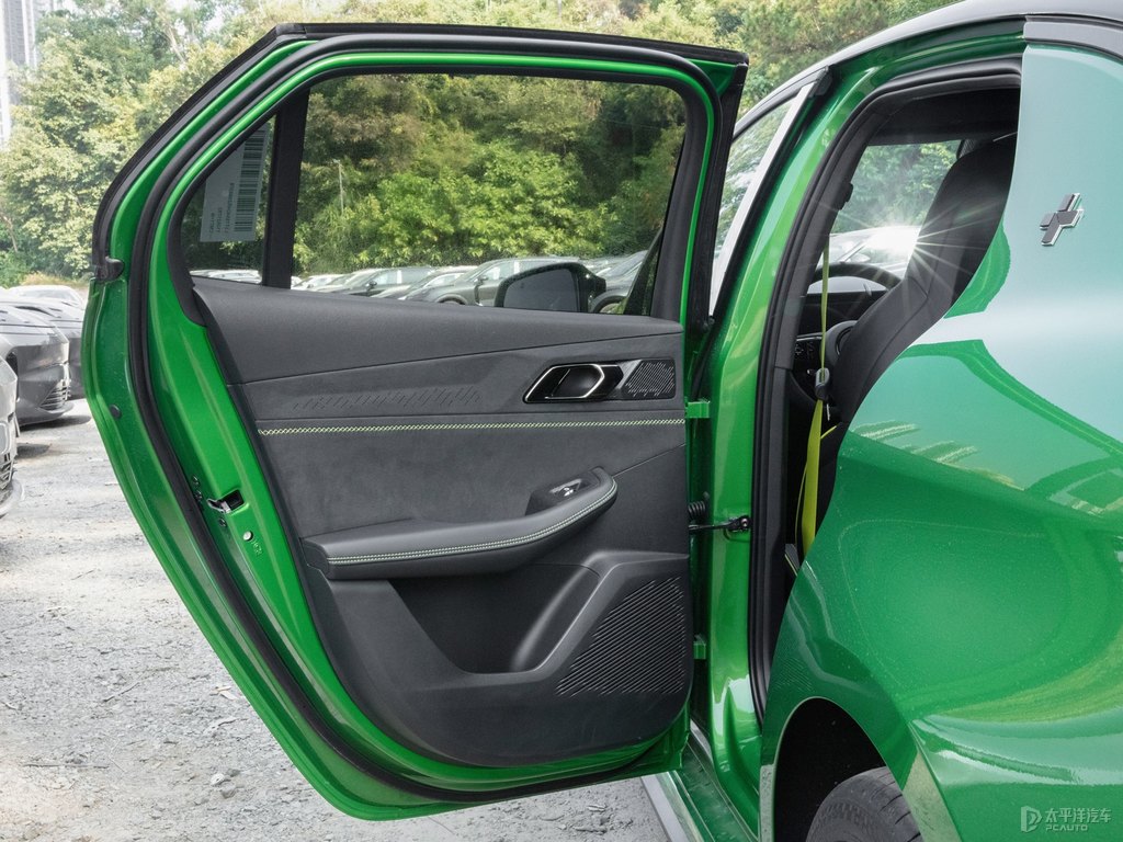 綠色領(lǐng)克03車廂內(nèi)飾圖片