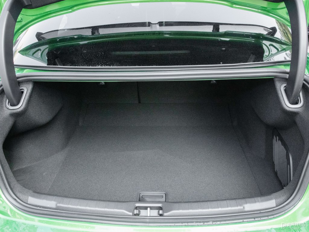 綠色領(lǐng)克03后備廂空間圖片