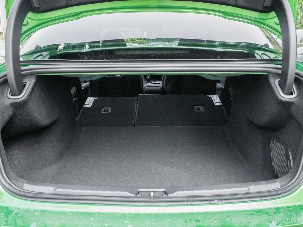綠色領(lǐng)克03后備廂空間圖片