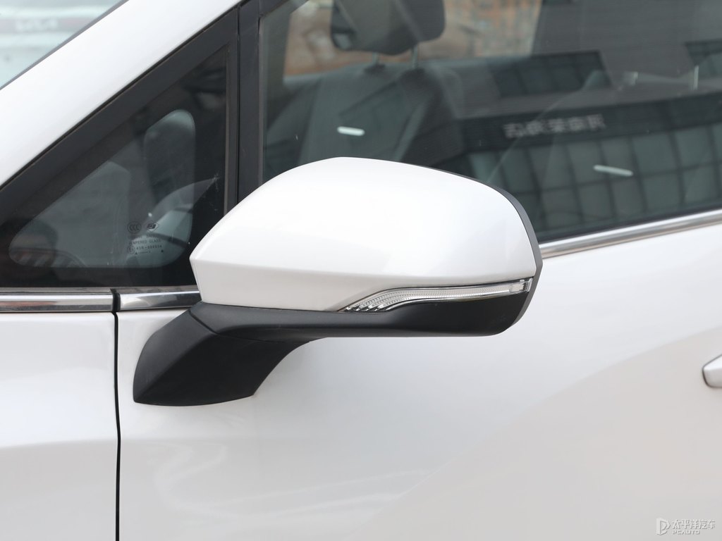 珠光白大通G50車身外觀圖片