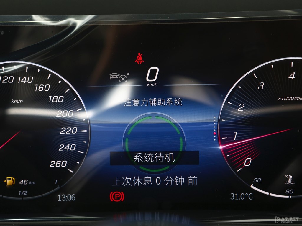 北極白奔馳GLB中控內(nèi)飾圖片