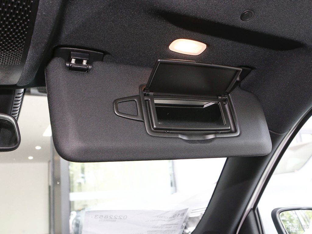 北極白奔馳GLB車廂內(nèi)飾圖片
