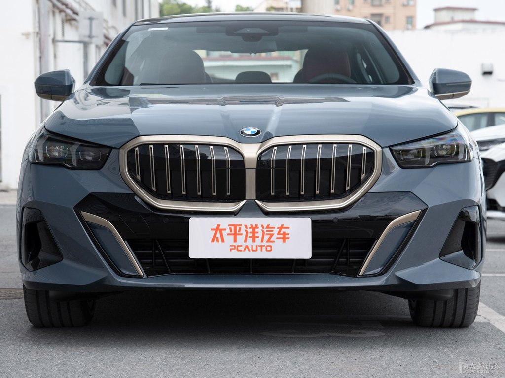 閃耀銅灰寶馬5系車頭外觀圖片