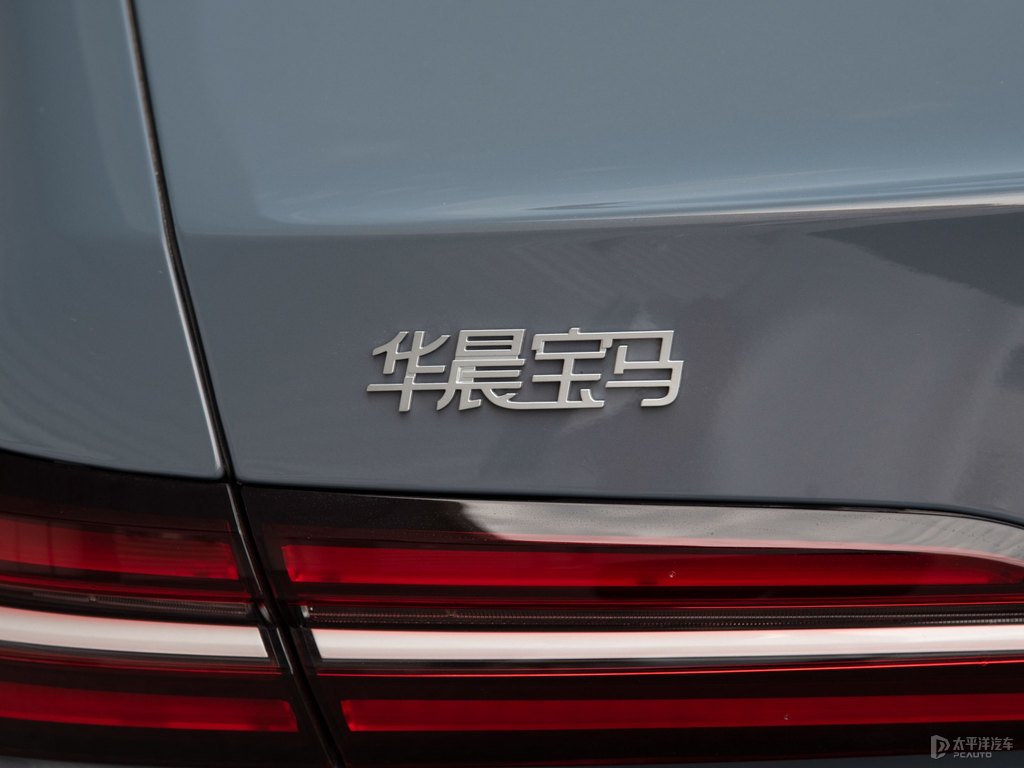 閃耀銅灰寶馬5系車尾外觀圖片