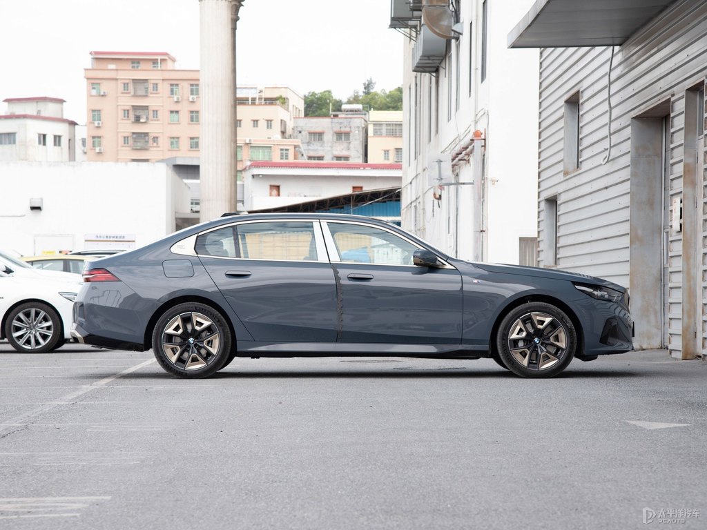 閃耀銅灰寶馬5系整車外觀外觀圖片