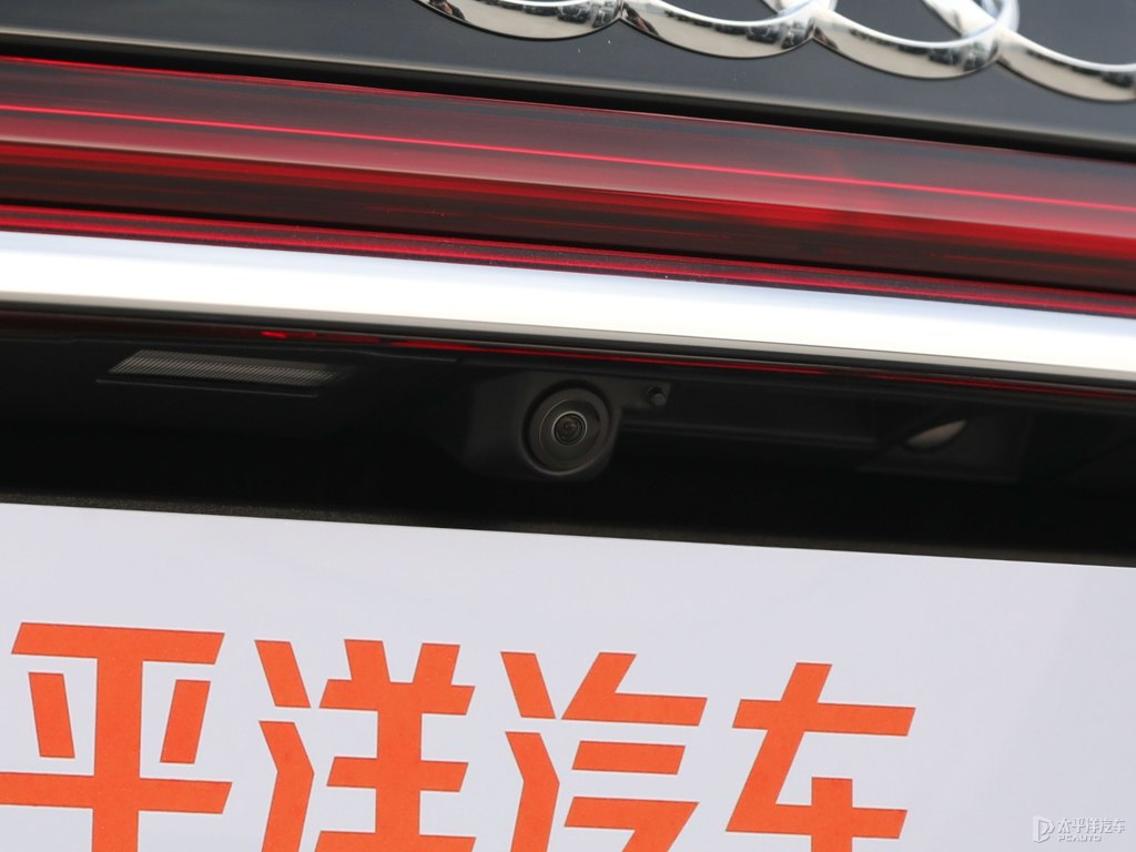 賽百靈黑奧迪A8L車尾外觀圖片