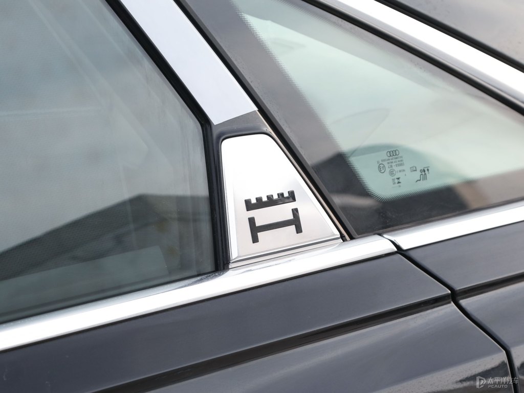 賽百靈黑奧迪A8L車身外觀圖片