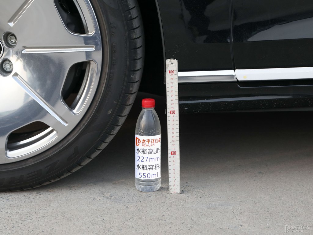賽百靈黑奧迪A8L車身外觀圖片