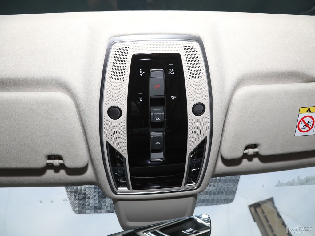 賽百靈黑奧迪A8L車廂內(nèi)飾圖片
