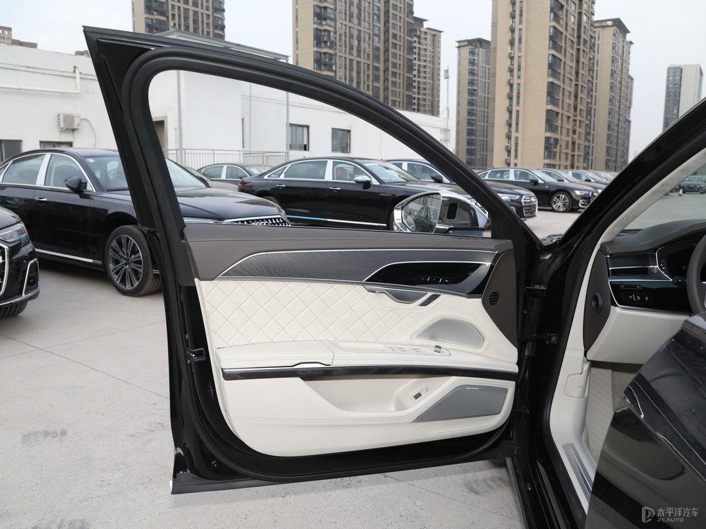 賽百靈黑奧迪A8L車廂內(nèi)飾圖片